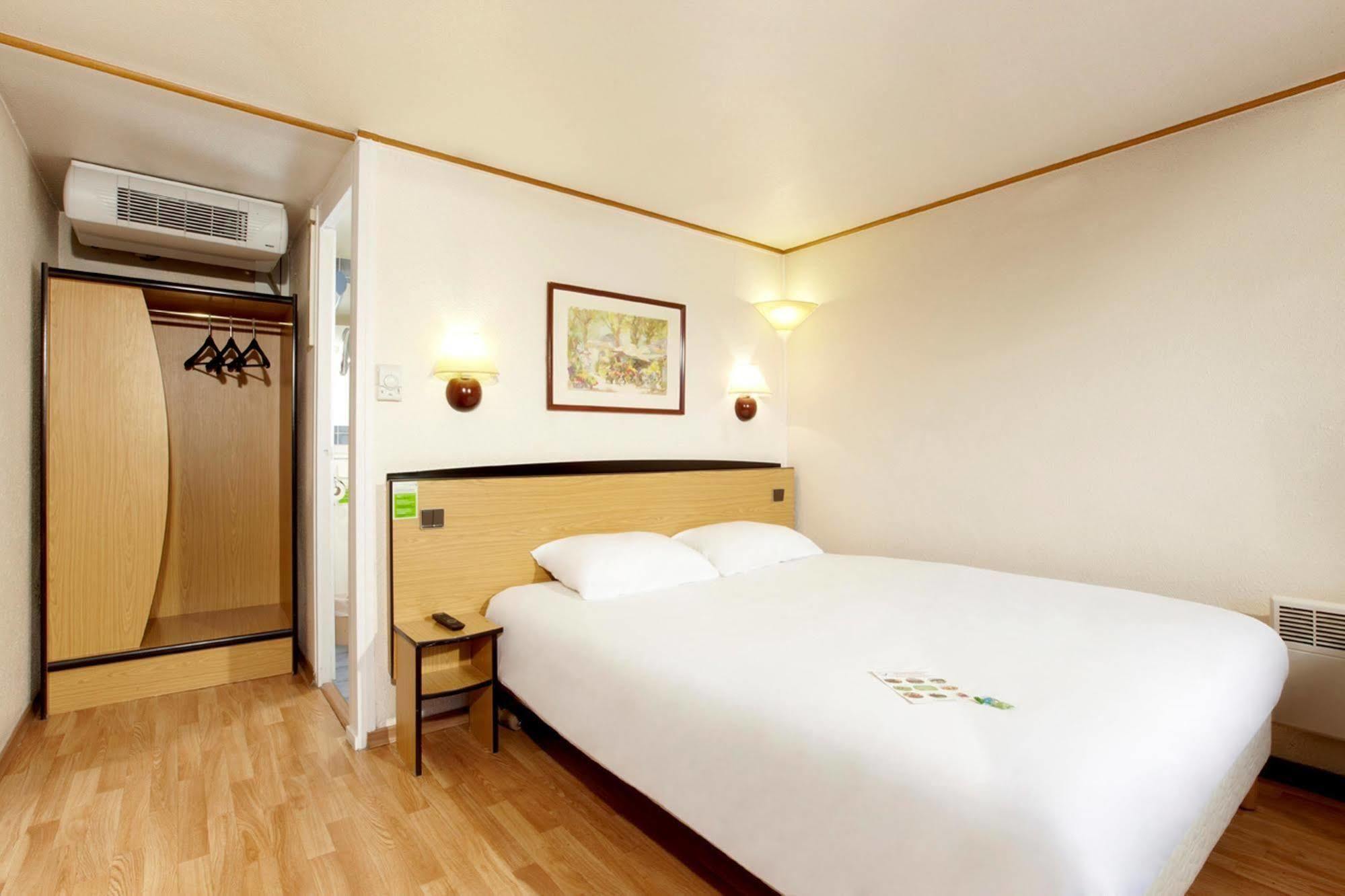 Hotel Kyriad Direct Le Bourget Gonesse Esterno foto