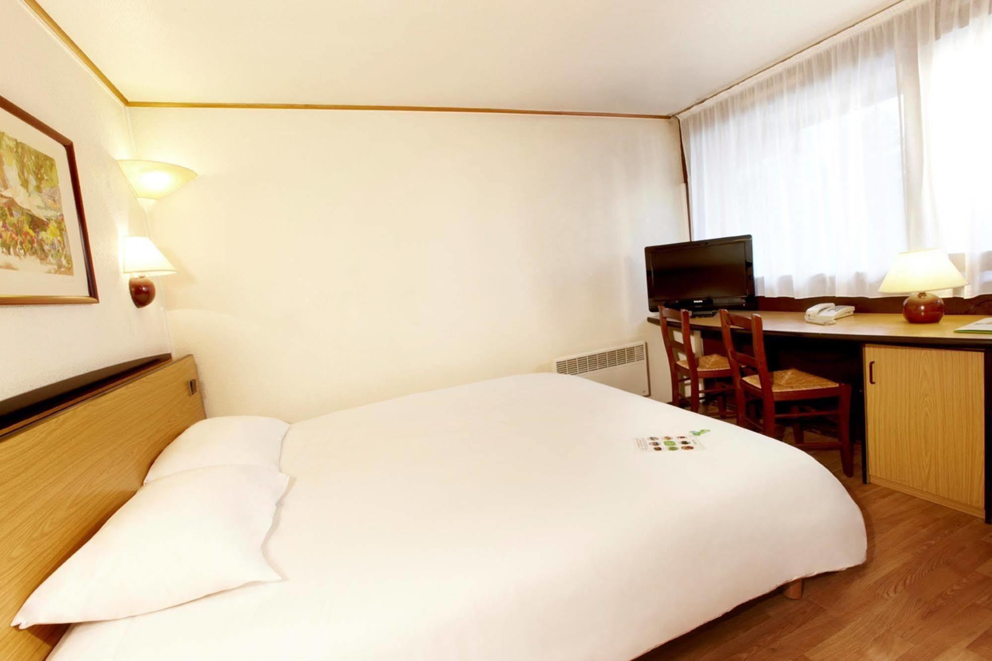 Hotel Kyriad Direct Le Bourget Gonesse Esterno foto